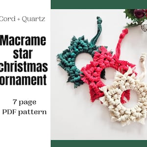 Op de afbeelding: Drie macramé kerststerornamenten in groen, rood en crème. De ornamenten zijn handgemaakt en hebben een stervorm met een lus om op te hangen. De afbeelding bevat tekst: "Cord + Quartz" en "Macrame star christmas ornament 7 page PDF pattern."