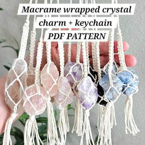 Może przedstawiać: Wzór PDF na zawieszkę lub brelok z owiniętego makramą kryształu. Obraz przedstawia kilka gotowych zawieszek w różnych kolorach, w tym różowym, fioletowym, niebieskim i czarnym.