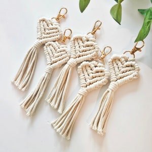 Chaveiros de coração de macramê. Acessórios de chaveiro boho feitos à mão