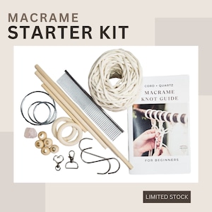 Op de afbeelding: Macramé starterkit met wit koord, houten stokjes, metalen ringen, houten kralen, een kam en een knoop-instructieboekje. CORD + QUARTZ MACRAME KNOT GUIDE FOR BEGINNERS LIMITED STOCK