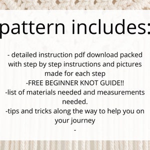 以下が含まれることがあります： 「pattern includes:」という黒いテキストが書かれた白いテキストボックス。その下に、パターンダウンロードに含まれるアイテムのリストが記載されています。詳細な手順、無料の初心者向け結び目ガイド、必要な材料のリスト、ヒントとコツなどです。