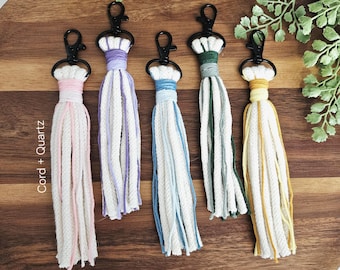 Porte-clés pompon bohème en macramé. Bijoux de sac faits main et colorés