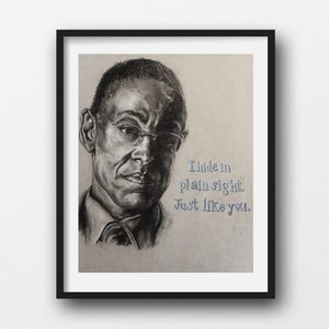 Peut inclure: Un portrait au fusain encadré d'un homme portant des lunettes et une cravate. L'œuvre comprend le texte "I hide in plain sight. Just like you." en script bleu. Le portrait est sur un fond neutre.