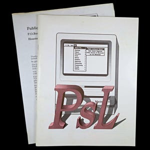Op de afbeelding: Een wit papieren document met een afbeelding van een vintage Macintosh-computerscreen met een softwaremenu. Grote, driedimensionale rode letters die PSL spellen, staan op de voorgrond. De tekst op het document bevat Public (software) Library.