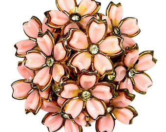 Broszka z różowego, pleksiglasowego kwiatka w stylu vintage – biżuteria termoutwardzalna z połowy XX wieku, kryształki górskie