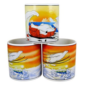 Puede incluir: Tres tazas de cerámica blanca con coloridas ilustraciones de osos polares. La taza superior muestra a un oso relajándose en una caja roja con la etiqueta Coca-Cola. Las dos tazas inferiores representan a un oso polar esquiando.