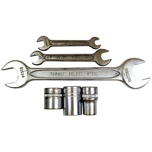 Könnte beinhalten: Eine Sammlung von drei silberfarbenen Maulschlüsseln aus Metall und drei zylindrischen Metallstecknüssen. Die Schraubenschlüssel sind mit dem Text Indestro und Forged Select Steel versehen. Der größte Schlüssel trägt zudem den Text P731B.
