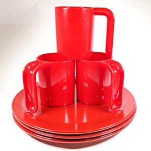 Vintage Picnic Set – Texas Ware Red Plates & Epic Plastic Cups (c.1960s–70s)