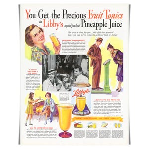 Op de afbeelding: Een vintage advertentie voor Libby's ananassap met illustraties van mensen die sap drinken, een blik Libby's ananassap en tekst inclusief de kop You Get the Precious Fruit Tonics in Libby's rapid-packed Pineapple Juice.