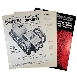 Może przedstawiać: Trzy zabytkowe broszury produktowe z ilustracjami technicznymi i tekstem. Górny dokument dotyczy kruszarek Denver Centerol z mechaniczną kruszarką, a czarno-czerwony dokument dotyczy młynów mielących Vibronizer.