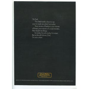 K&ouml;nnte beinhalten: Schwarze Werbung mit wei&szlig;em Text. Der Text lautet: &bdquo;An Papa, Diese kleine Flasche ist hier, um zu sagen, dass du mich zu dem gemacht hast, was ich heute bin...&ldquo; Das Johnnie Walker Black Label Scotch-Logo befindet sich unten.