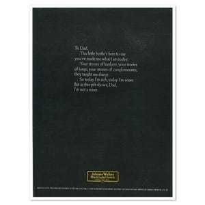 K&ouml;nnte beinhalten: Schwarz-wei&szlig;-Anzeige mit einem Gedicht, das an einen Vater gerichtet ist. Das Gedicht reflektiert den Einfluss des Vaters. Das Logo von Johnnie Walker Black Label Scotch befindet sich unten.