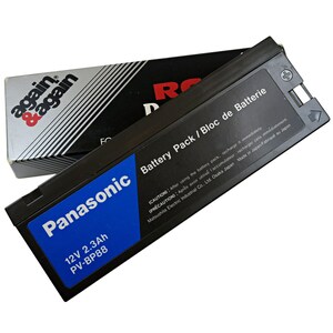 Może przedstawiać: Czarny akumulator Panasonic z niebieską etykietą zawierającą tekst 12V 2.3Ah PV-BP88 oraz Battery Pack / Bloc de Batterie. Znajduje się on przed czarno-srebrnym pudełkiem z nadrukowanym z boku tekstem again & again oraz RC.