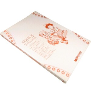 Może przedstawiać: Biały komiks zatytułowany "Ragnarok Online Anthology Comic" z pomarańczowymi ilustracjami postaci z anime. Książka ma miękką okładkę i jest lekko pochylona, pokazując grafikę i tekst na okładce. Książka pochodzi od MC Comics.