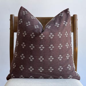Funda de almohada marrón granate #