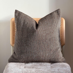 Funda de almohada de rayas marrones y grises