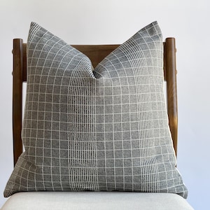 Funda de almohada de cuadros grises