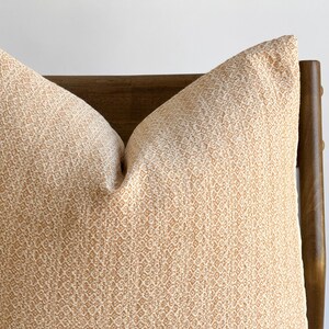 Funda de almohada en tonos cálidos de color naranja
