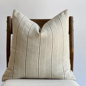 Funda de almohada de rayas gris claro