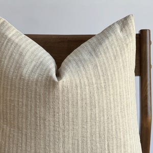 Funda de almohada a rayas en tono gris neutro tostado