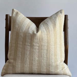 Funda de almohada de rayas en gris neutro y beige