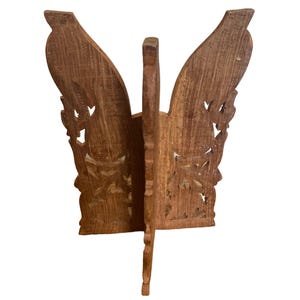 Petite table vintage en bois sculpté inspirée de la nature, petite table 3 pieds