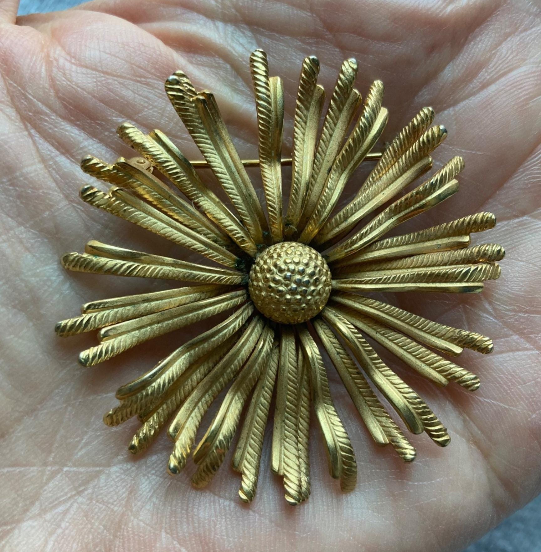 Broche Vintage Signée Lisner - Fleur En Métal Doré Texturé Avec Perles En Verre - Bijou Ancien
