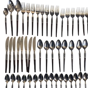 Puede incluir: Una taza de cerámica blanca con asa negra y el texto "But First, Coffee" en negrita negra. La taza está sobre un fondo borroso. La taza mide aproximadamente 10 cm de altura.