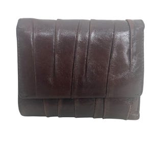 Cartera vintage Hobo International de cuero marrón con tres pliegues y ranuras para tarjetas de identificación, clásica