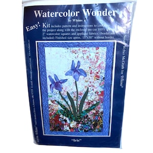 以下が含まれることがあります： プラスチックパッケージに入ったWatercolor Wonder Irisキルトキット。ラベルにはWatercolor Wonder by WhimsとIrisの文字が記載されています。キットには、38cm x 76cmのプロジェクト用に、あらかじめカットされた5cmのコットン製水彩画風正方形布とアップリケ用布が含まれています。