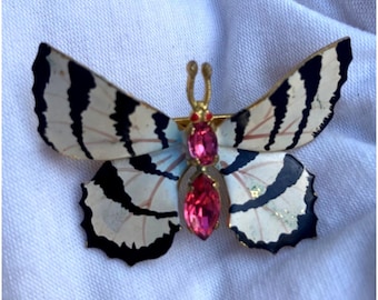 Broche de mariposa vintage con alas de esmalte y diamantes de imitación rosas. Hecho en Checoslovaquia.