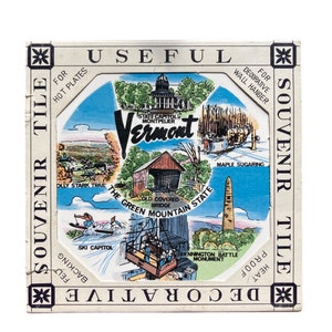 Puede incluir: Un azulejo de recuerdo colorido que presenta un mapa de Vermont con varios puntos de referencia y atracciones, incluyendo el Capitolio del Estado, el Green Mountain State y el Old Covered Bridge. El azulejo está decorado con el texto "Azulejo de Recuerdo Decorativo" y "Útil para platos calientes, decoración de pared, a prueba de calor".