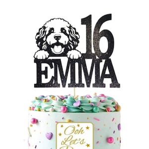 Może przedstawiać: Czarny, błyszczący topper na tort z doodle-psem wystającym ponad górę, liczbą 16 i imieniem "EMMA". Topper znajduje się na torcie z biało-niebieskim lukrem i kolorowymi posypkami. Oddzielny, biały, kwadratowy topper z złotymi gwiazdkami i tekstem "Ooh Let's Party" znajduje się na torcie.