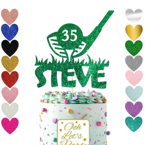 Pode incluir: Topper de bolo verde com glitter com um taco de golfe e uma bola, o número 35 e o nome "STEVE". O topper está em um bolo com confeitos coloridos e um sinal quadrado branco que diz "Ooh Let's Party".