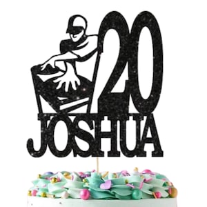 Adorno para tarta de cumpleaños de DJ extragrande. Elige tu nombre, edad y color. Para fiesta o celebración.