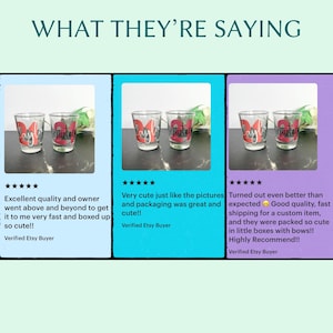 Pode incluir: Copos de shot transparentes com texto personalizado em vermelho e preto. O texto inclui um nome e um n&uacute;mero. Os copos s&atilde;o exibidos em uma superf&iacute;cie escura com detalhes florais, juntamente com avalia&ccedil;&otilde;es de clientes.