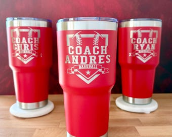 Copo térmico personalizado com gravação da lista do time para treinador de beisebol. Presente perfeito para demonstrar apreço pelo treinador, seja no banquete de fim de temporada ou como lembrancinha para o time esportivo.