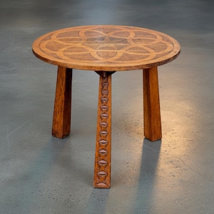 Tavolino laterale in rovere Arts & Crafts: piano geometrico intagliato, gambe intagliate a scheggia