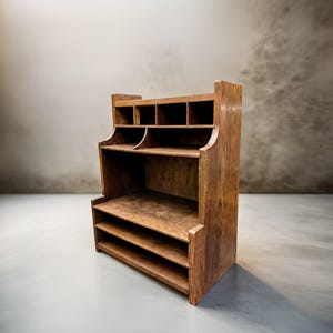 Grande unidade de armazenamento antiga / organizador de mesa / armário com nichos / unidade de prateleira de bancada / display rústico com ranhuras e compartimentos