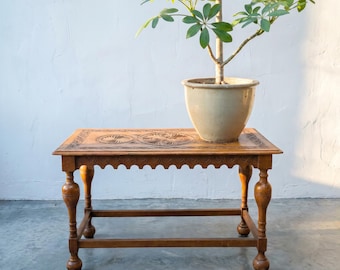 Mesa consola baja antigua frisona tallada, banco de madera de cerezo