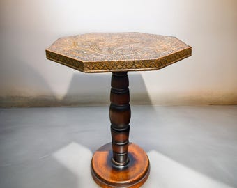Achteckiger Art Deco Beistelltisch mit geprägter Messingplatte, 1930er Jahre