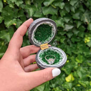 Grüne Glas Kristall Verlobungsring Box, Handgefertigte Glas Druse Box, Verlobung und Hochzeit Geschenk, Inspiriert von einer Achat Geode Bild 8