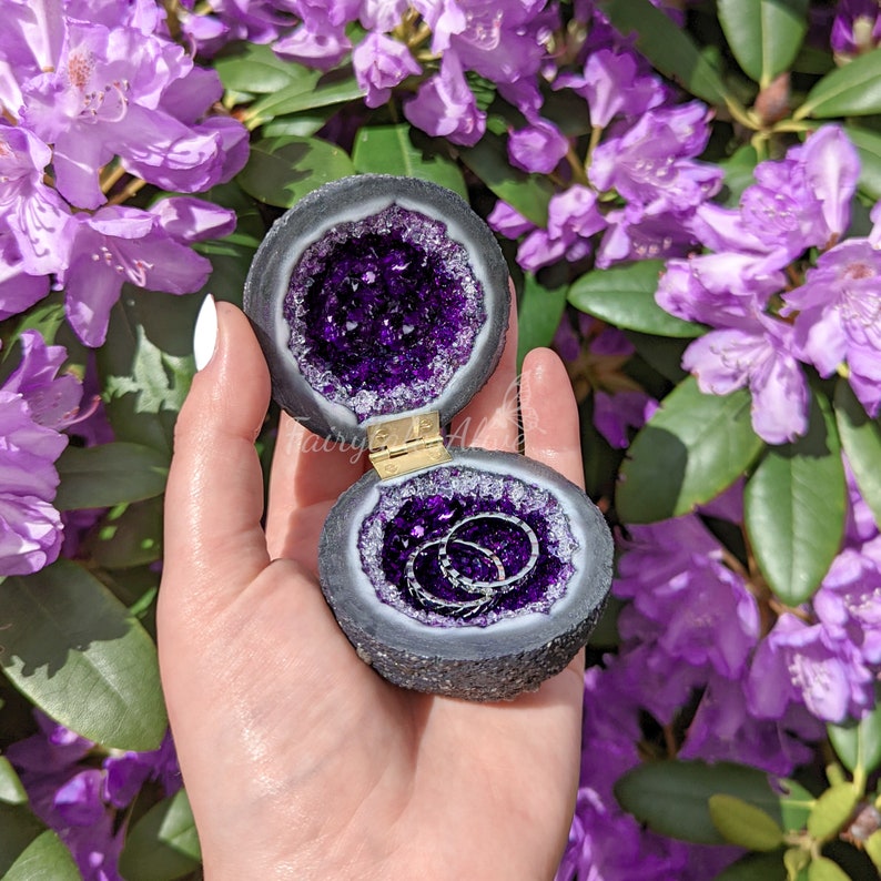 Lila Glas Kristall Verlobungsring Box , Handgefertigte Aufbewahrungsbox für Verlobung oder Hochzeit , Inspiriert von einer Amethyst Geode Bild 2