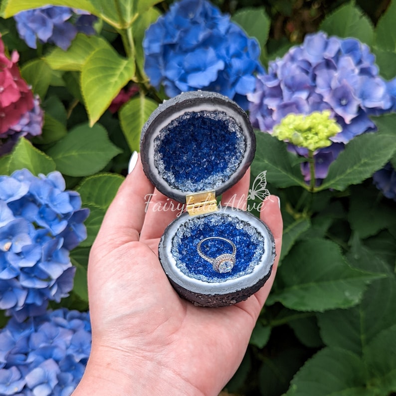 Blaue Glas Kristall Verlobungsring Box, Handgefertigte Glas Druse Box, Verlobung und Hochzeit Geschenk, Inspiriert von einer Achat Geode image 1
