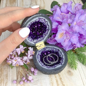 Lila Glas Kristall Verlobungsring Box , Handgefertigte Aufbewahrungsbox für Verlobung oder Hochzeit , Inspiriert von einer Amethyst Geode Bild 4