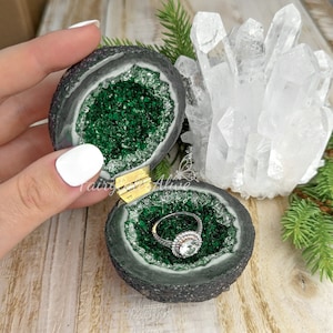 Grüne Glas Kristall Verlobungsring Box, Handgefertigte Glas Druse Box, Verlobung und Hochzeit Geschenk, Inspiriert von einer Achat Geode Bild 2