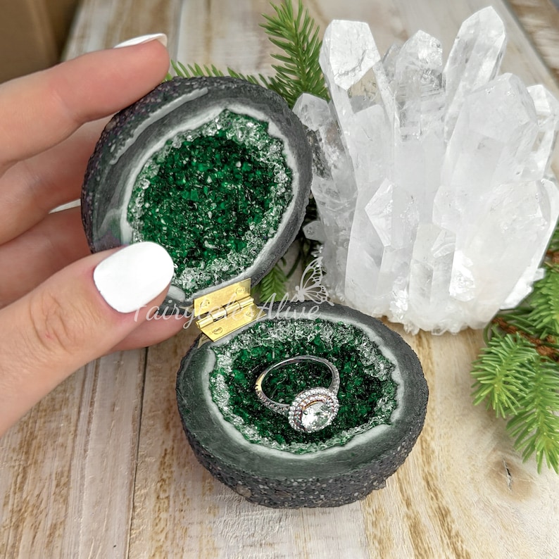 Grüne Glas Kristall Verlobungsring Box, Handgefertigte Glas Druse Box, Verlobung und Hochzeit Geschenk, Inspiriert von einer Achat Geode Bild 2