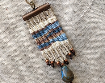 Collar de borlas de lino y algodón tejido a mano, tapiz tejido en telar, mini tejido, joyería textil, arte de fibra, regalo para mujer, regalos para ella