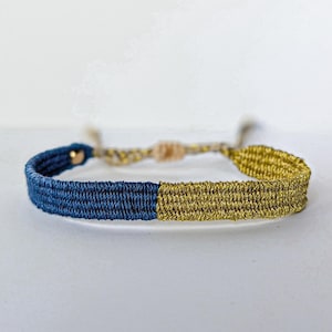 Armband av ukrainsk flagga, handvävt linnetyg med minimalistiskt tyg, strängsmycken, vänskapsarmband, presenter till bästa vän, tackpresent