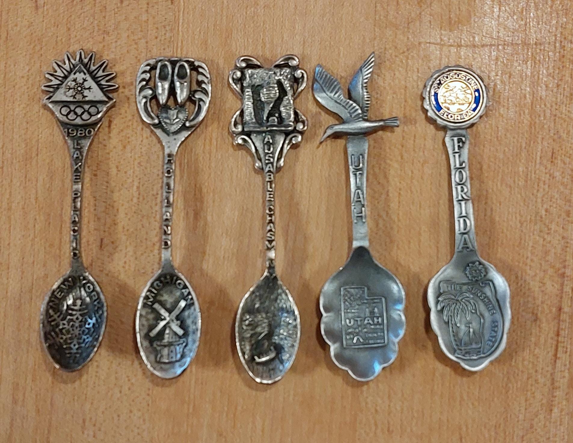 LOT DE 12 cuillères de collection anciennes en métal
